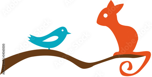 Vogel und Katze auf dem Baum
