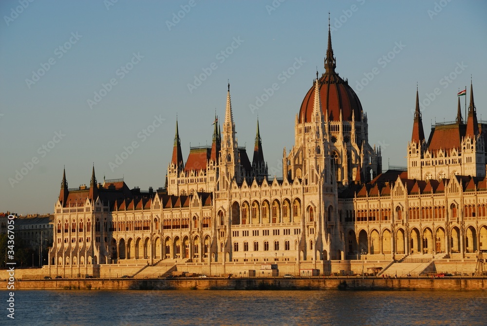 Palazzo del parlamento di Budapest, luce del tramonto