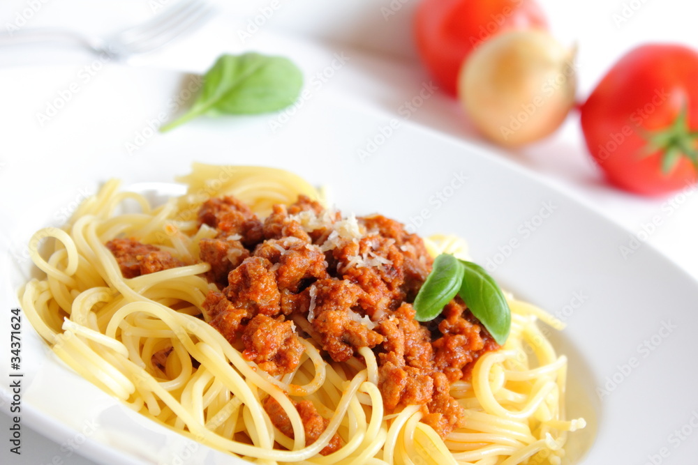 Spaghetti Bolognese mit Tomate und Basilikum