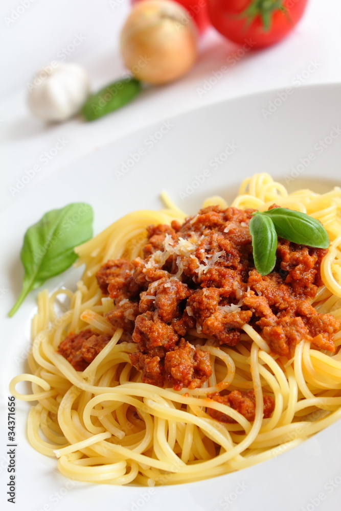 Spaghetti Bolognese mit Tomate und Basilikum Spaghetti Bolognese mit Tomate und Basilikum