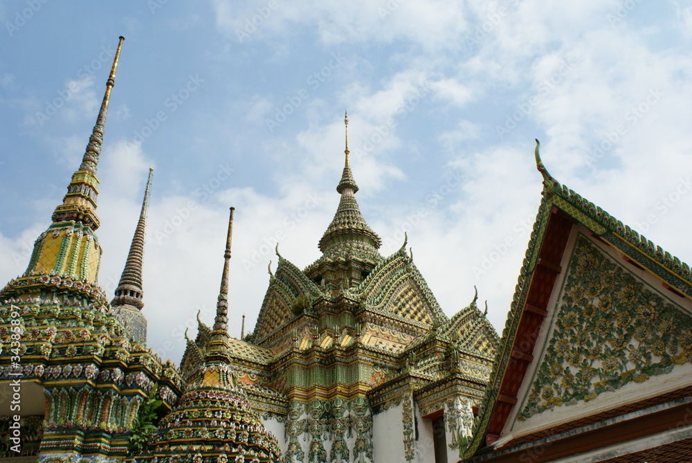 roof of temple of reclining buddha