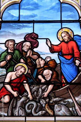 Pêche miraculeuse du Christ, vitrail de l'église Saint-Seine à Corbigny en Bourgogne 