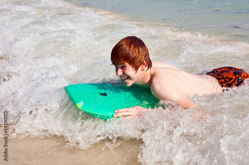Canvas Print boy has fun surfing in the waves