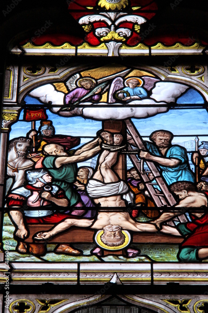 Crucifixion, vitrail de l'église Saint-Seine à Corbigny en Bourgogne	