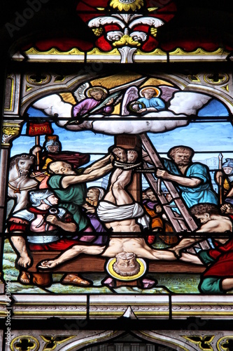 Crucifixion  vitrail de l   glise Saint-Seine    Corbigny en Bourgogne 