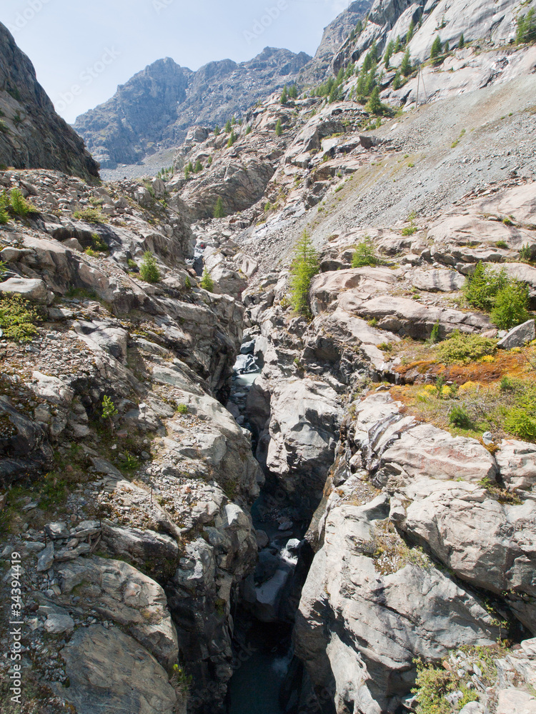 Canyon dans la vallée et torrent Canyon dans la vallée et torrent