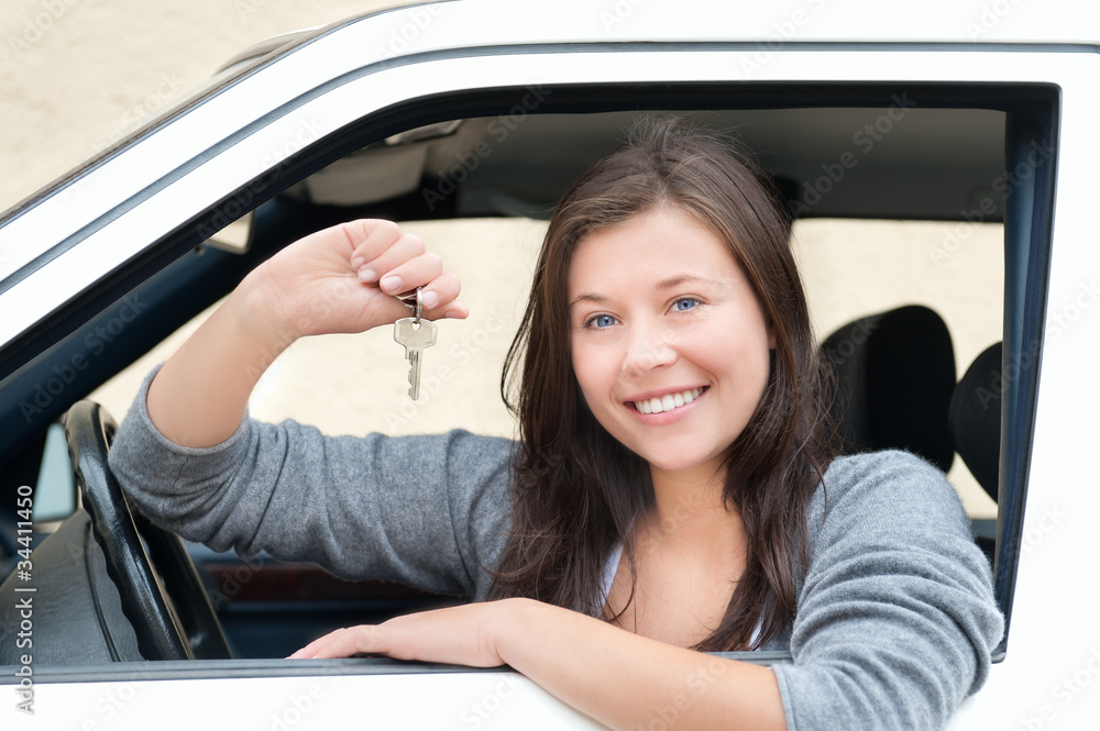 Junge Frau glücklich über ihren neuen Führerschein Junge Frau glücklich über ihren neuen Führerschein