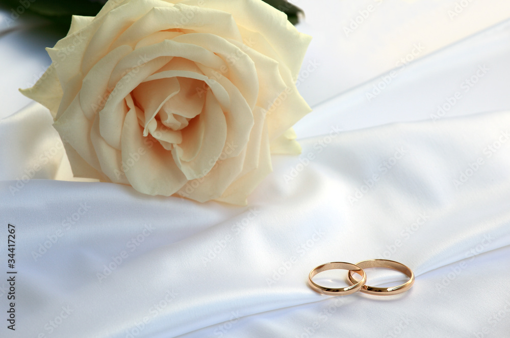 Wedding rings and a tea rose Wedding rings and a tea rose