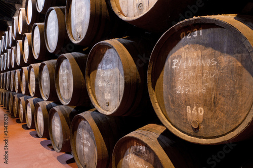 Obraz na płótnie port wine ages in barrels in cellar w salonie