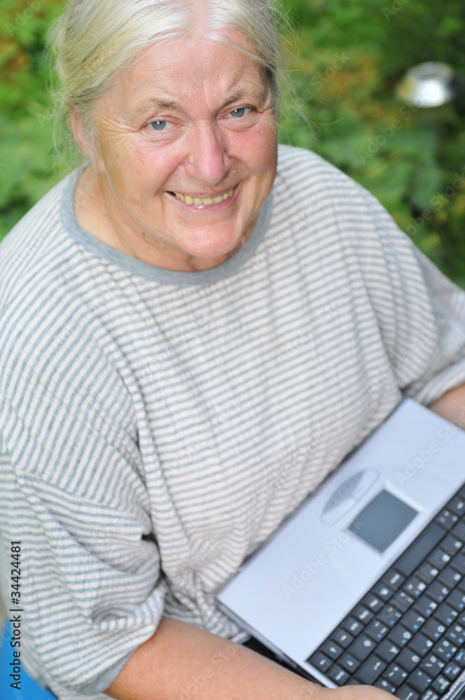 Seniorin mit Laptop Seniorin mit Laptop
