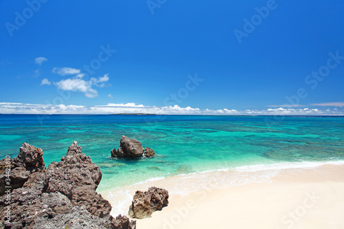 Fototapeta Naklejka Na Ścianę i Meble -  真っ白な砂浜とエメラルドグリーンの海