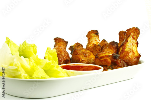 Chickenwings mit Sauce und Salat