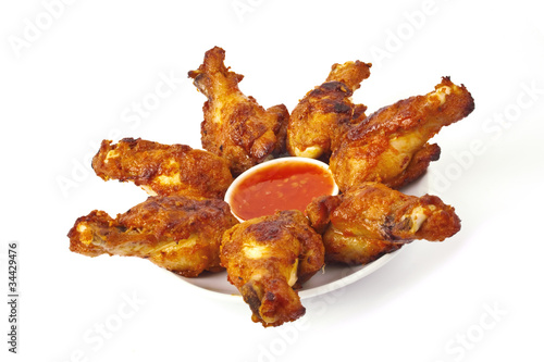 Chickenwings mit Sauce auf Teller