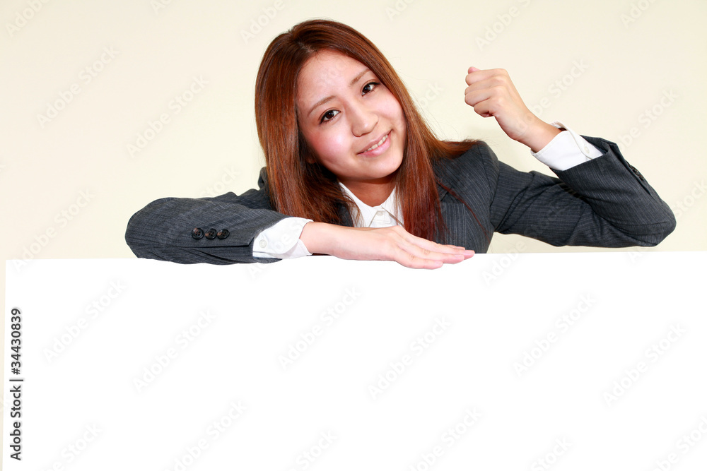 ガッツポーズで微笑むオフィスレディー