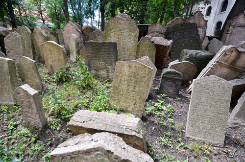 Tombes du Vieux Cimetière Juif de Prague photo