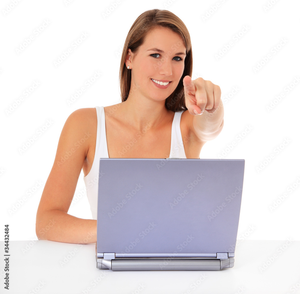 Frau zeigt mit dem Finger während sie im Internet surft Frau zeigt mit dem Finger während sie im Internet surft