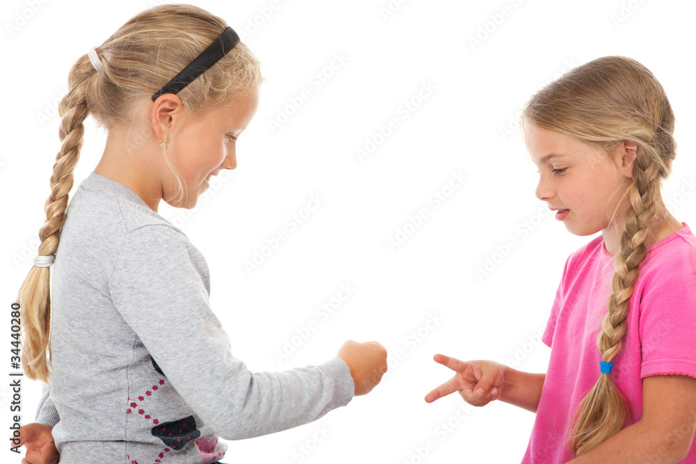 Девушки играют в ножницы. Ножницы игра две девочки. Girls playing paper game. When two girls Play Rock,Scissors