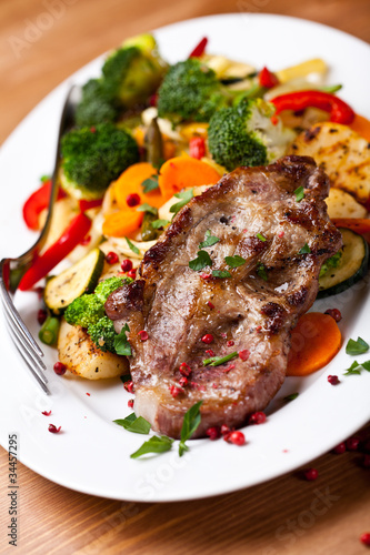 Grilled pork with herbs and vegetables