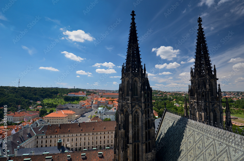 Les clochers de la Cathédrale Saint-Guy à Prague Les clochers de la Cathédrale Saint-Guy à Prague