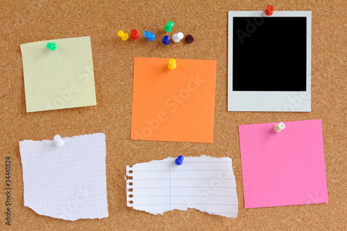 bunte Ordnung an Kork Pinwand