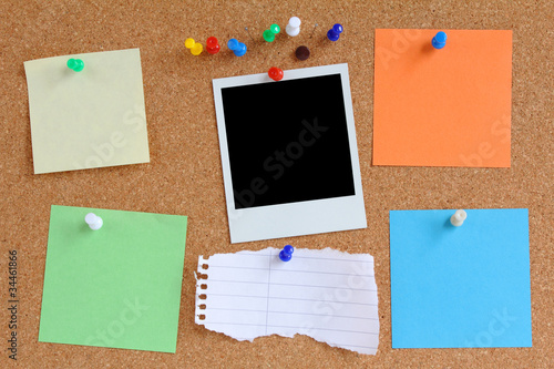 bunte Ordnung an Kork Pinwand