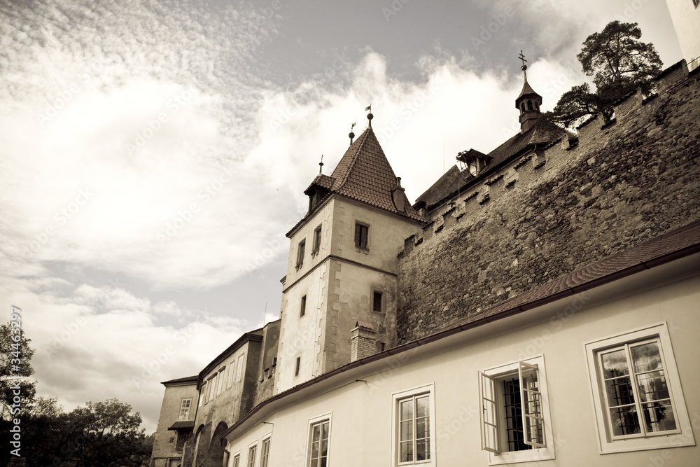 Villaggio medioevale con castello