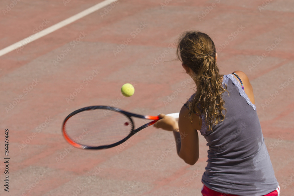 Ragazza che gioca a tennis