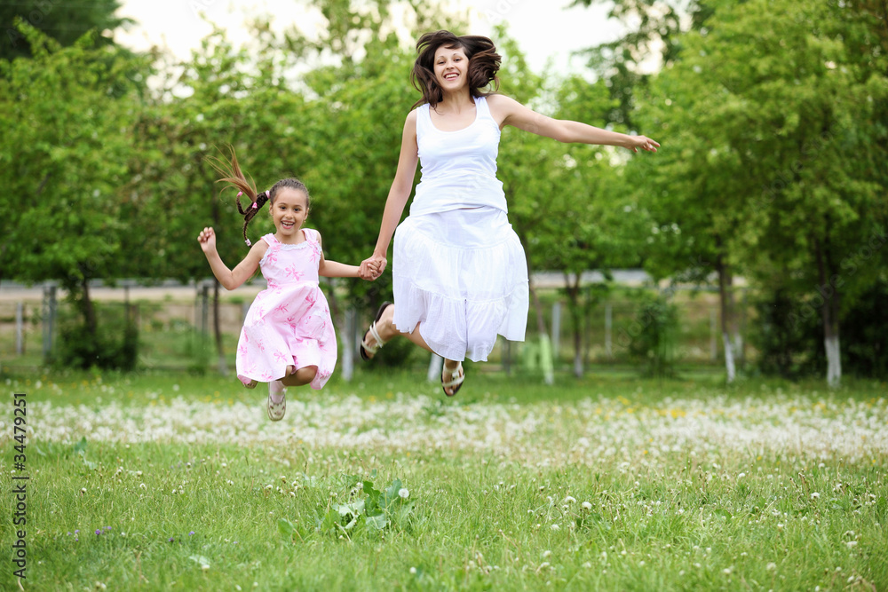 Obraz premium Young mother and her young daughter