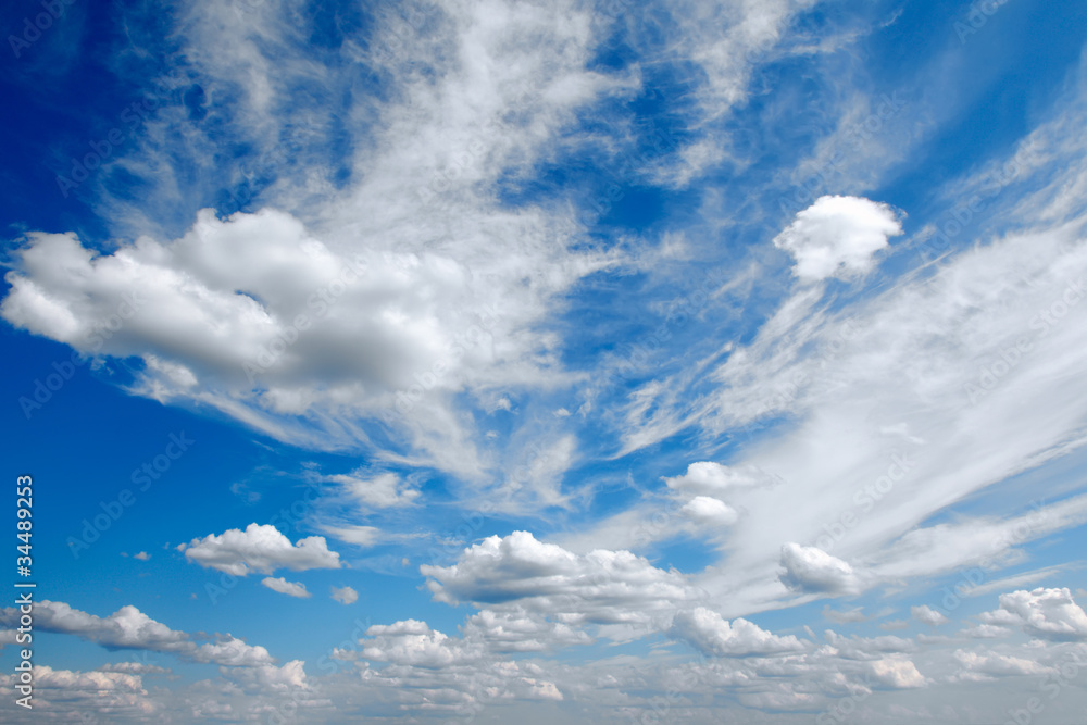 Naklejka premium panorama błękitne niebo z chmurami