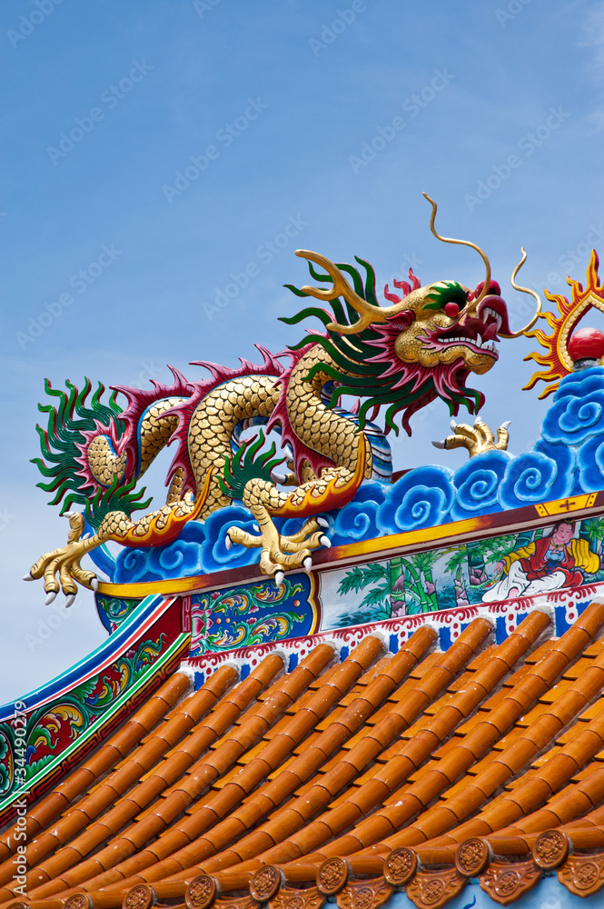 Fototapeta premium dragon statue on the china temple roof