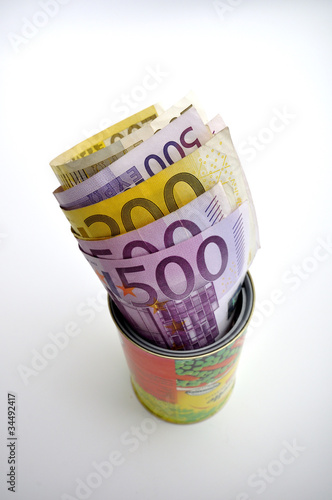 Euros versteckt in einer Dose