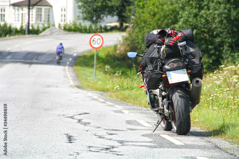 Motorrad am Straßenrand