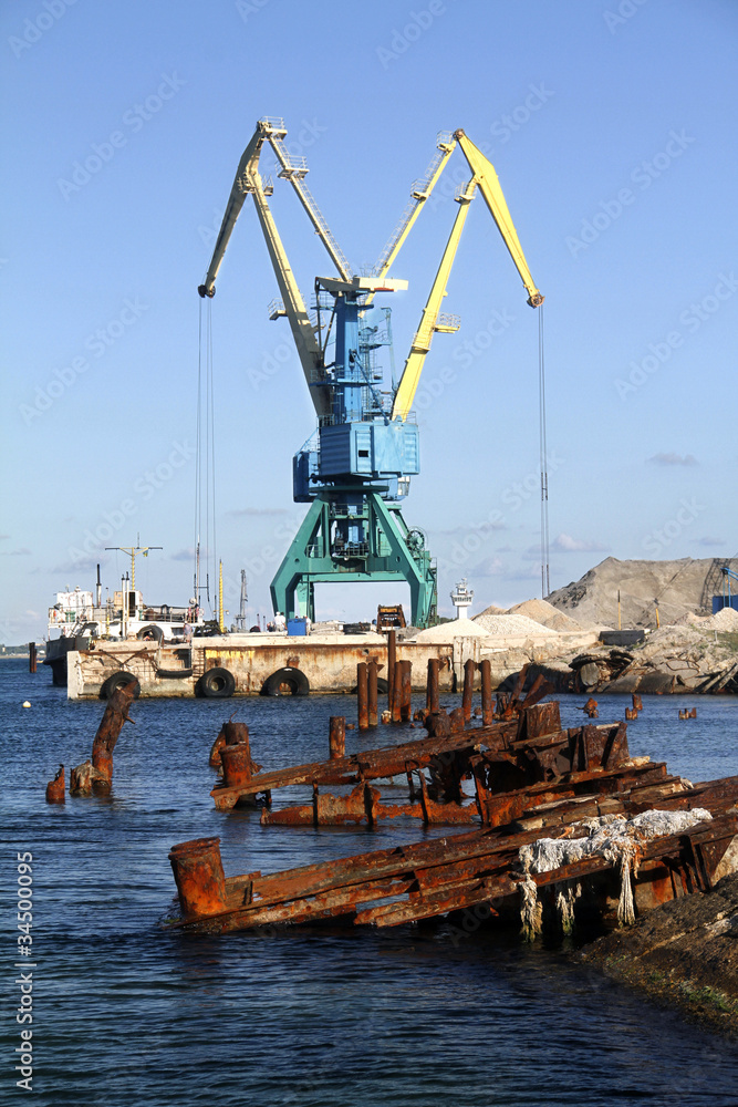 crane in the old harbour