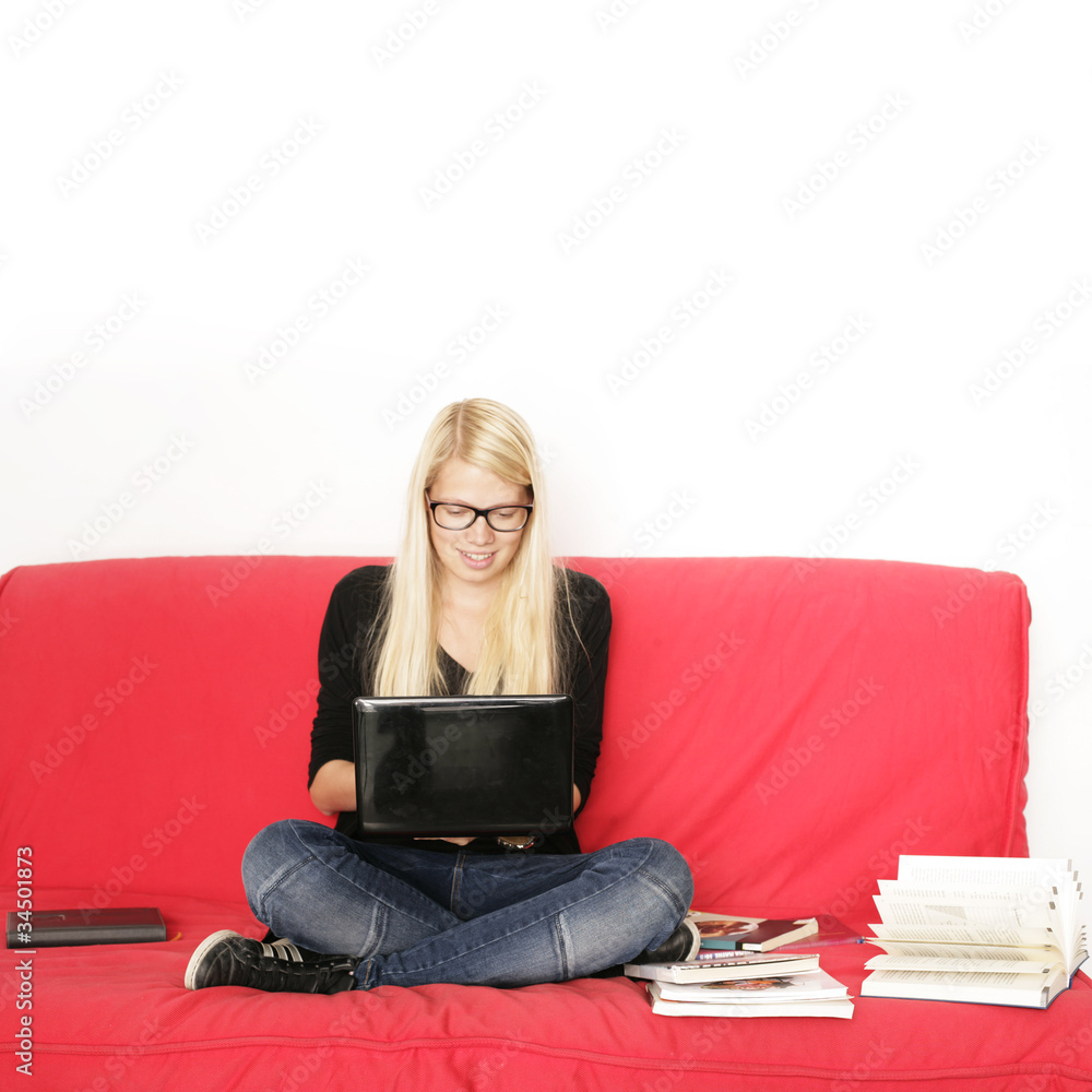 Schülerin lernt online Schülerin lernt online
