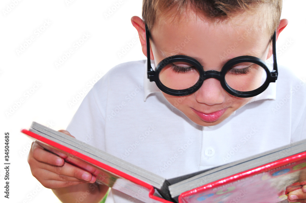 Kind mit Buch Stock-Foto | Adobe Stock