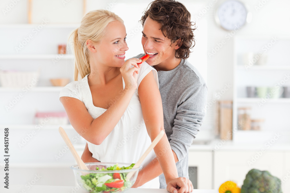 © WavebreakmediaMicro - Woman giving pepper to her fiance © WavebreakmediaMicro - Woman giving pepper to her fiance