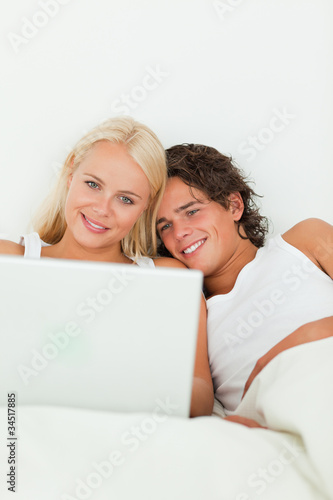 Portrait of a couple watching a movie © WavebreakmediaMicro
