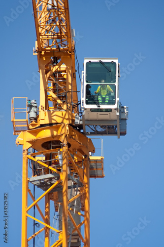 Foto Crane operator sitting in his cabin in the construction site