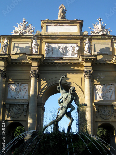 Arco di Trionfo in Piazza Libertà a Firenze photo