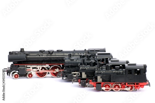 vier Lokomotiven vor weißem Hntergrund Modelleisenbahn