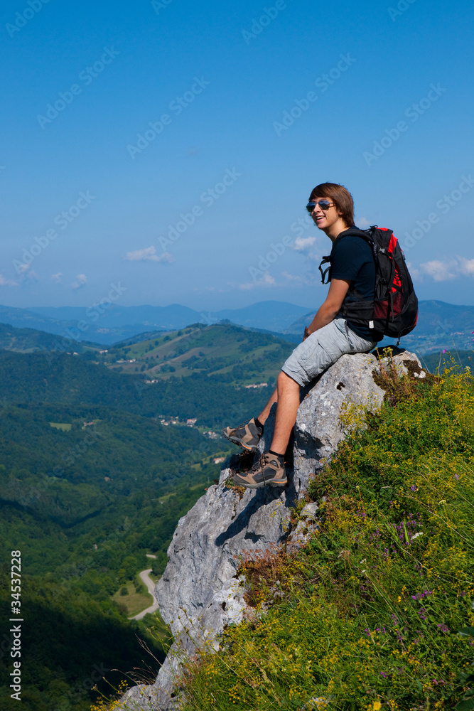 Jeune homme heureux à la montagne