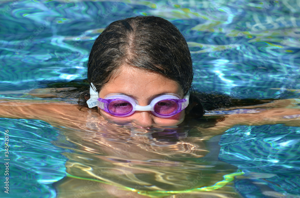 Fototapeta premium Niña en una piscina