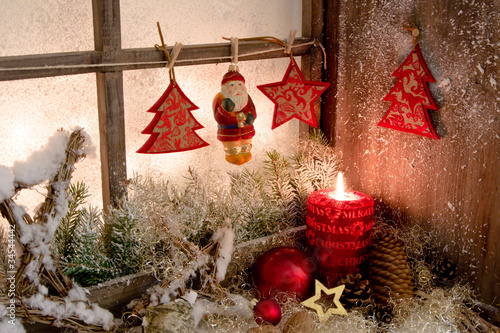 Dekoriertes Weihnachtsfenster mit Santa Claus photo