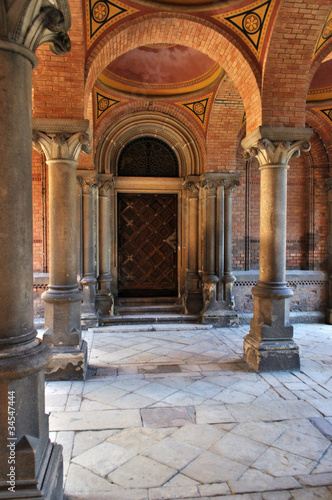 Obraz na płótnie Old door among ancient columns w salonie