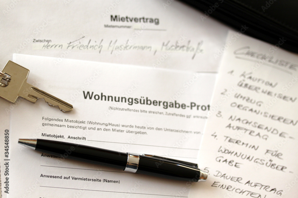 Obraz premium Mietvertrag, Wohnungsübergabe-Protokoll, Schlüssel und Stift