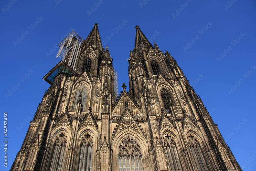 contreplongée sur la cathédrale de Cologne