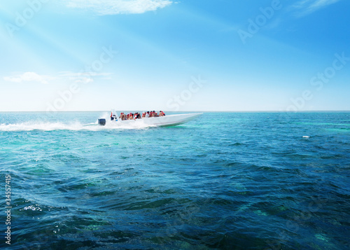 Fototapeta Naklejka Na Ścianę i Meble -  speed boat in Caribbean sea