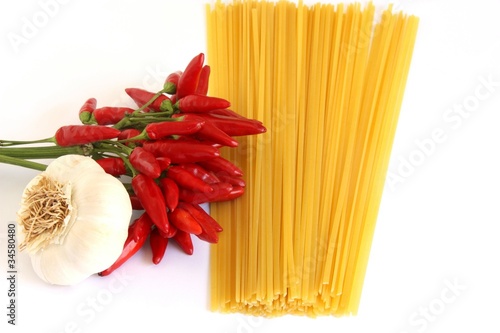 spaghetti aglio e  peperoncino su fondo bianco