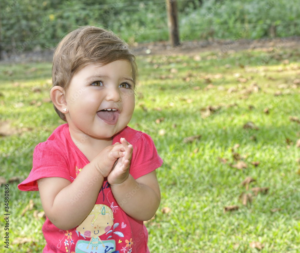 Adorable niña.