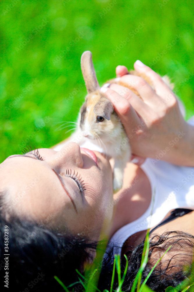 Bella ragazza con coniglio Bella ragazza con coniglio